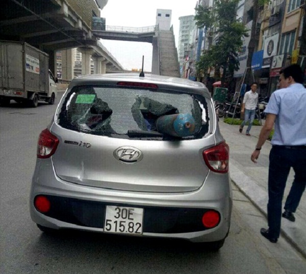 Hà Nội: Kinh hoàng vật thể lạ đâm thủng kính xe ô tô đang lưu thông - Hình 1