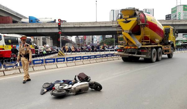 Xe bồn ‘náo loạn’ nội đô Hà Nội: Lực lượng chức năng đồng loạt kêu… khó xử lý?