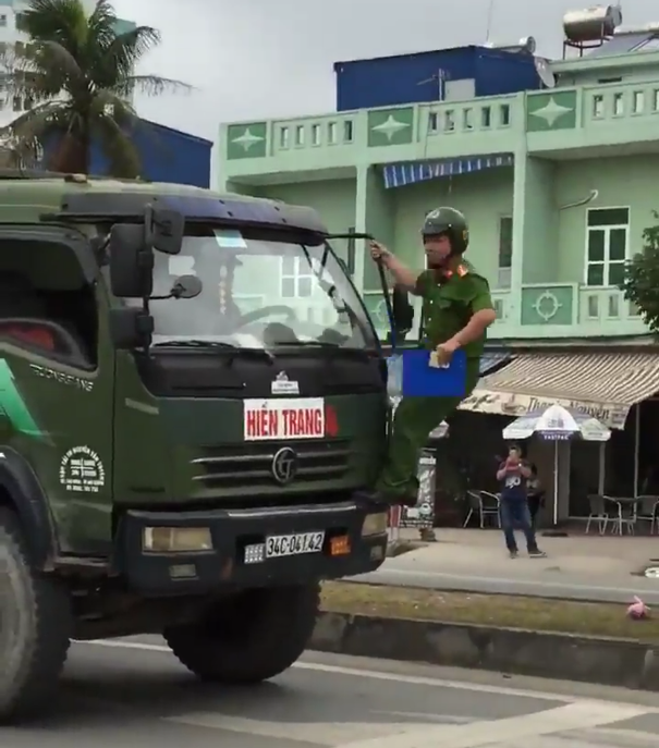 Hải Phòng: Ngăn cản xe vi phạm, một cảnh sát đu trên gương xe hàng trăm mét