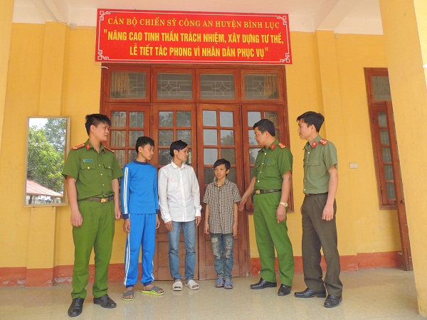 Hà Nam: Công an kịp thời giúp đỡ hai anh em ruột đi lạc trở về gia đình