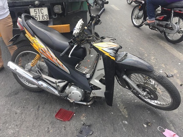 Nam thanh niên nguy kịch sau khi đâm vào xe bồn