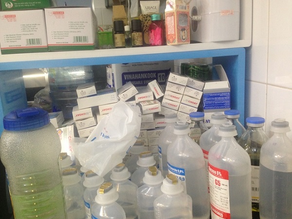 Tạm giữ nhiều loại thuốc, dụng cụ y tế tại một cơ sở phẫu thuật thẩm mỹ 'chui' ở chung cư - Hình 2