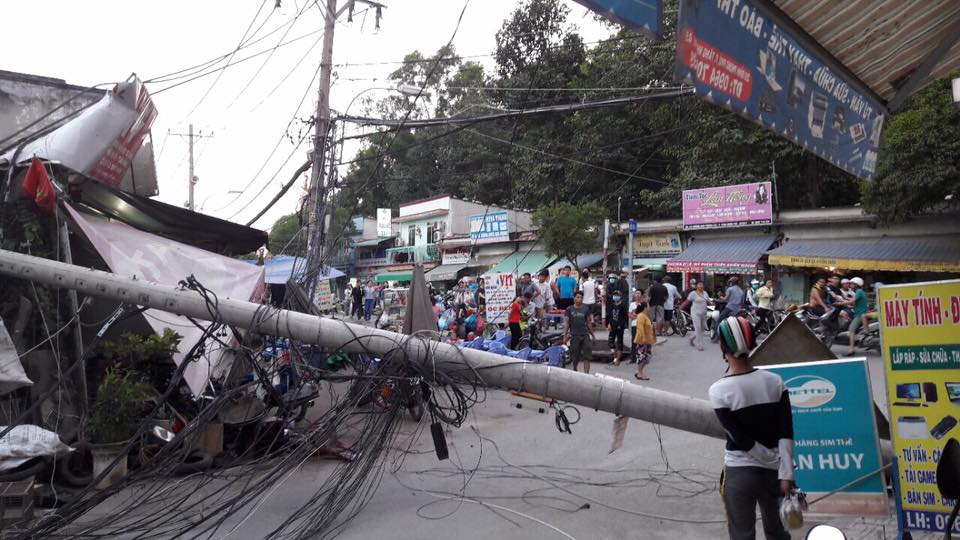 Một cột điện tự dưng gãy đổ, đè bẹp tiệm sửa xe