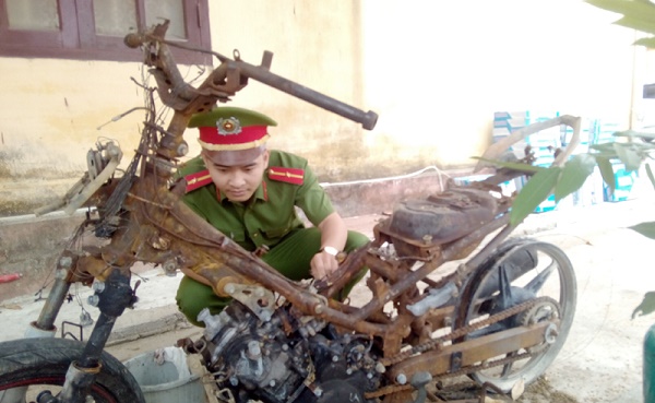 Châm lửa đốt xe người khác vì mang tiền đến chậm, lỡ cơ hội đánh lô đề