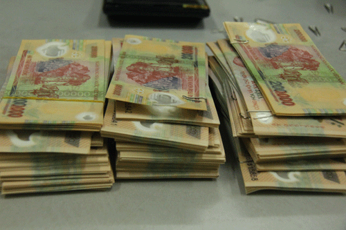 Khởi tố hình sự vụ chuyển hàng trăm triệu tiền giả về Việt Nam