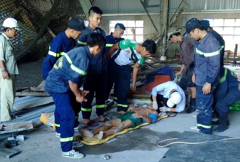 Đà Nẵng: Sập giàn giáo, 2 công nhân bị thương nặng - Hình 1