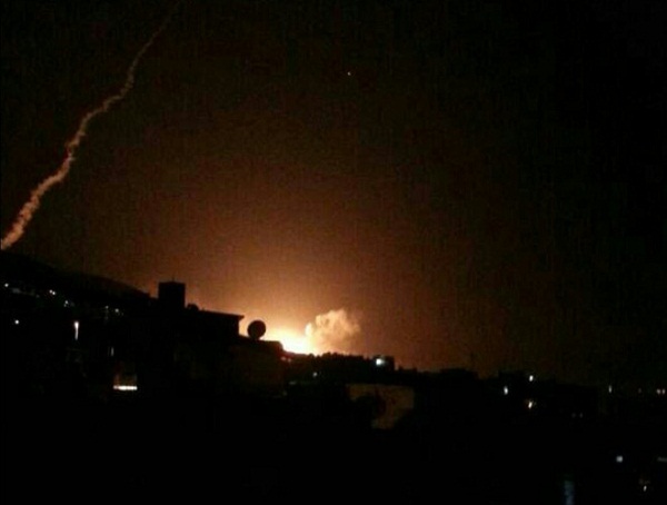 Nổ lớn trên bầu trời Syria, hình ảnh đầu tiên về cuộc tấn công của liên minh Mỹ-Anh-Pháp - Hình 2