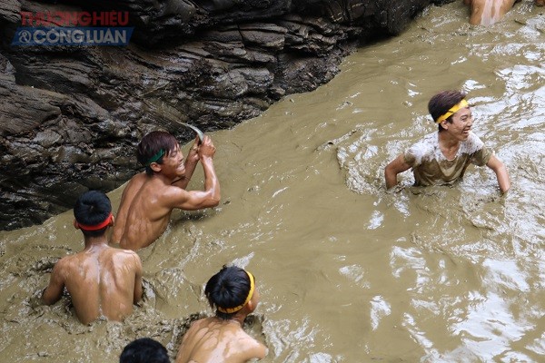 Hà Giang: Đặc sắc lễ hội bắt cá của người Dao - Hình 2