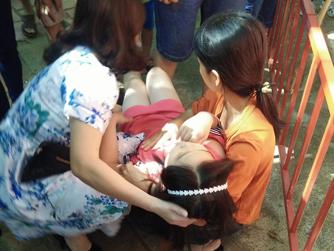 Hai em bé ngã từ độ cao gần 5m vì đứt cáp trò chơi