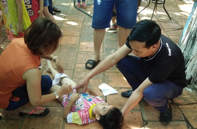 Hai em bé ngã từ độ cao gần 5m vì đứt cáp trò chơi - Hình 2