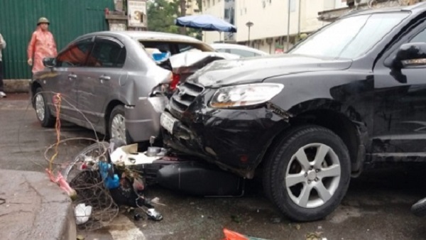 Hà Nội: Xe 'điên' gây tai nạn liên hoàn, một phụ nữ đã tử vong - Hình 1