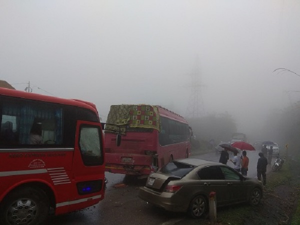 Hòa Bình: Liên tiếp 2 vụ ô tô đâm liên hoàn gây tắc nghẽn trầm trọng