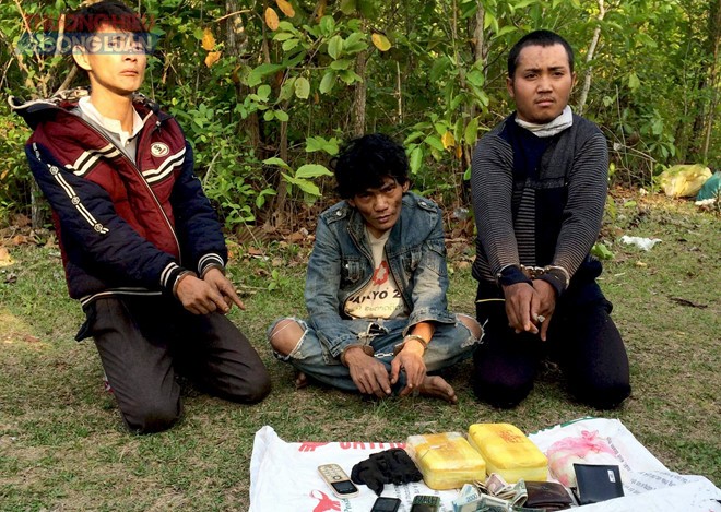 Quảng Bình: Bắt 3 đối tượng người Lào vận chuyển 24 ngàn viên ma túy về Việt Nam - Hình 1