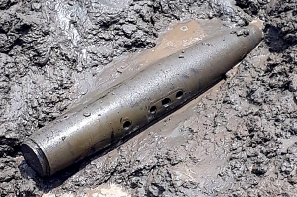 Cà Mau: Tìm thấy quả bom dài hơn 1m trong sà lan chở cát - Hình 1