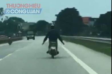 Nghệ An: Nam thanh niên nghi ngáo đá “nhảy múa” trên xe máy - Hình 1