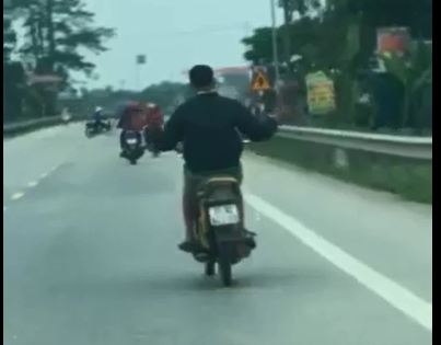Nghệ An: Nam thanh niên nghi ngáo đá “nhảy múa” trên xe máy