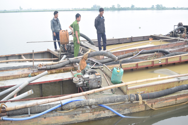 Thừa Thiên Huế: Bắt giữ 2 tàu khai thác cát trái phép trên sông Hương - Hình 2