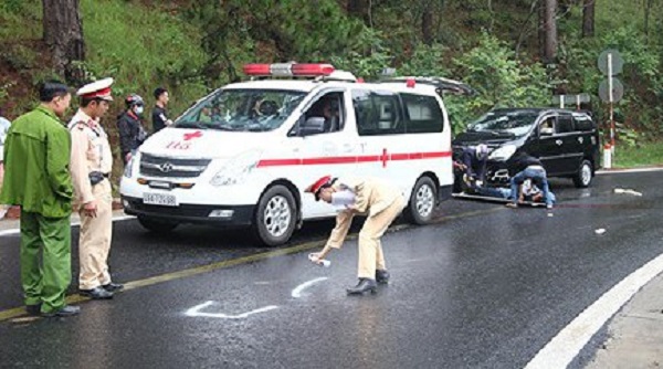 Lâm Đồng: Xe máy tông trực diện vào ô tô trên đèo Prenn, 2 người thương vong - Hình 1