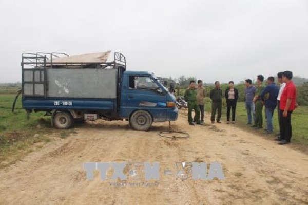 Bắt quả tang xả 2 nghìn lít chất thải lỏng hôi thối ra bờ ruộng lúa