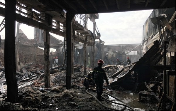 TP HCM: Cháy lớn ở xưởng hạt nhựa