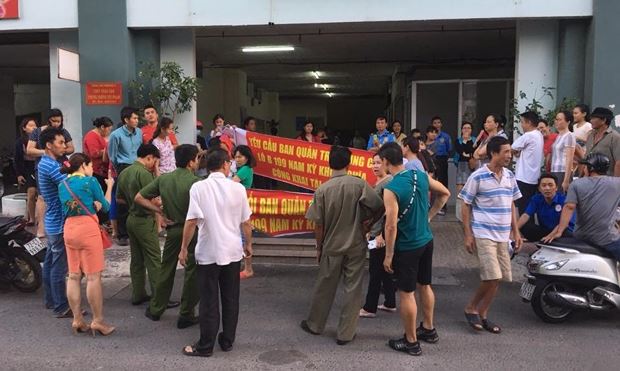 Bị cắt điện vô lý, dân chung cư ôm con xuống đường