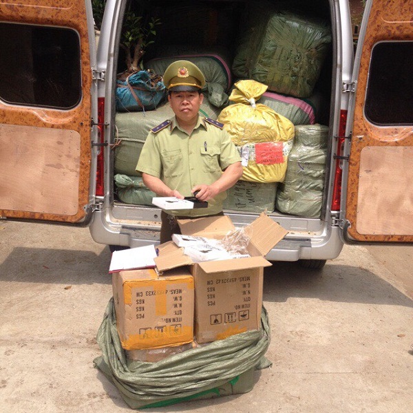 Tạm giữ 1.000 lọ sơn móng tay nhập lậu