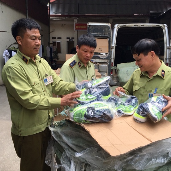 Thu giữ lô hàng giày thể thao giả mạo nhãn hiệu