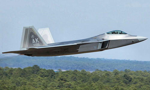 Gặp sự cố, chiếc F-22 Mỹ hạ cánh với một động cơ - Hình 1