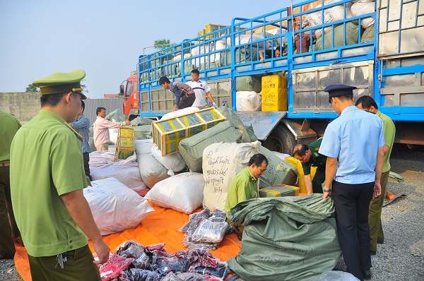 Lực lượng chống buôn lậu Tổng cục Hải quan bắt giữ 6 xe chở hàng lậu - Hình 1