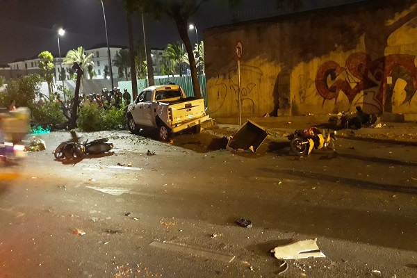 Sài Gòn: Xe bán tải tông chết 1 người và làm nhiều người khác bị thương. - Hình 1