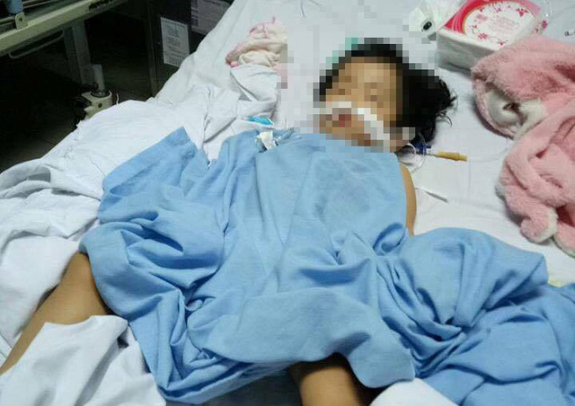 Bé gái bị chấn thương sọ não sau khi đến lớp học