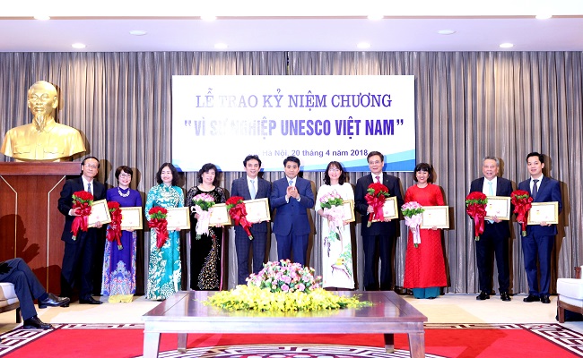 Trao tặng kỷ niệm chương “Vì sự nghiệp UNESCO Việt Nam” - Hình 1