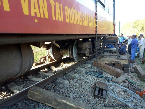 Tàu hỏa trật bánh khỏi đường ray, hàng trăm hành khách thót tim