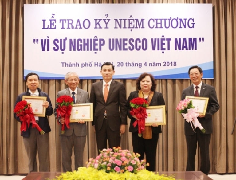 Trao tặng kỷ niệm chương “Vì sự nghiệp UNESCO Việt Nam” - Hình 2