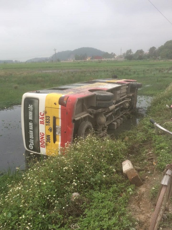 Thanh Hóa: Xe buýt lao thẳng xuống ruộng, khách hàng hoảng loạn tháo chạy