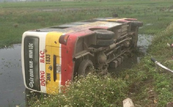 Tránh xe công nông, xe buýt lật nhào xuống ruộng khiến hàng chục hành khách “tắm bùn”