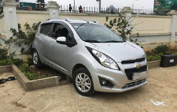 Cô giáo không bằng lái, lùi xe cán chết học sinh sẽ bị xử lý thế nào?