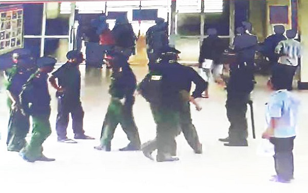 Xách 2 dao đến bệnh viện nhằm gây áp lực với bác sĩ để cứu người nhà