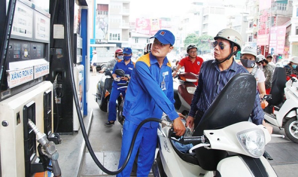 Giá dầu tăng, giá xăng giữ nguyên