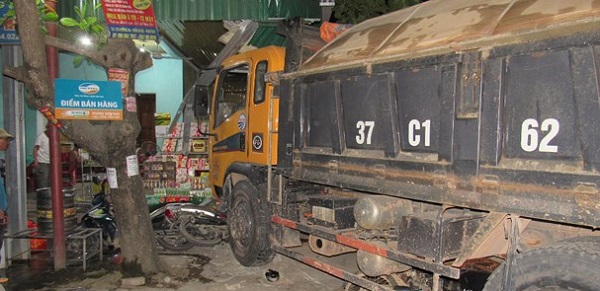 Nghệ An: Tai nạn nghiêm trọng khiến 2 vợ chồng phải nhập viện