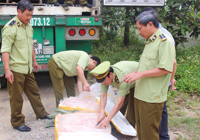 Chặn xe chở 100 thùng nầm lợn thối trên đường vào Nam