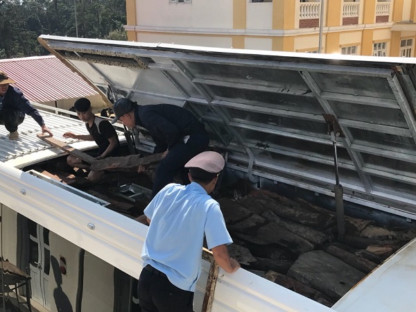 Khoang “bí mật” của xe khách chứa hơn 1,7 tấn gỗ trắc nhập lậu