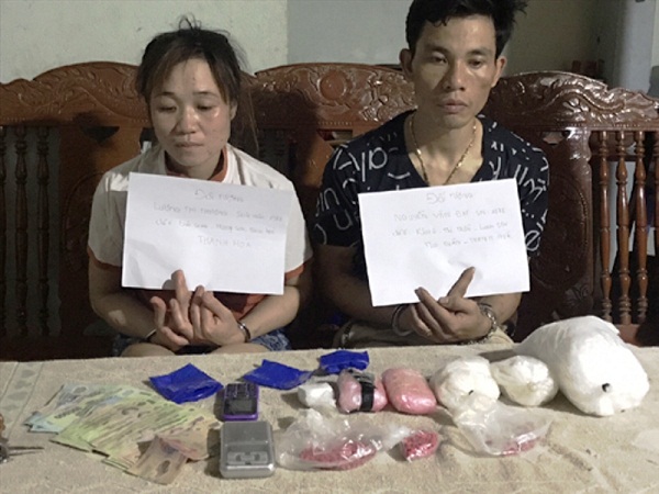 Bắt quả tang 2 đối tượng mang hàng trăm viên hồng phiến và heroin về Việt Nam - Hình 1
