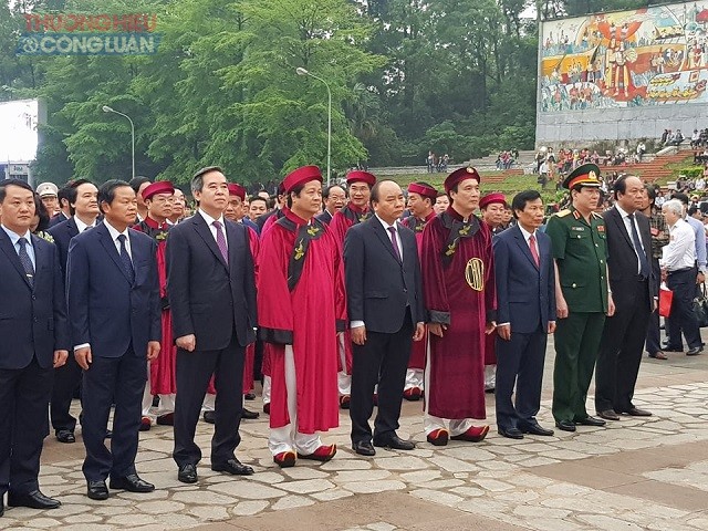 Thủ tướng Nguyễn Xuân Phúc dâng hương tưởng niệm các vua Hùng - Hình 1