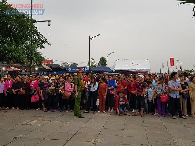 Hàng vạn du khách đội mưa trẩy hội Lễ hội Đền Hùng 2018 - Hình 1