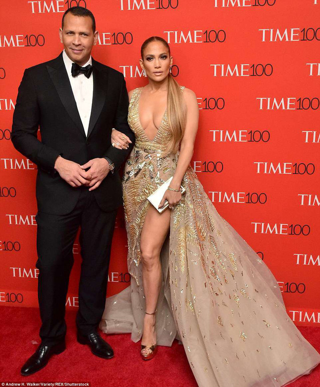 Jennifer Lopez đẹp hút hồn ở tuổi 48 - Hình 2