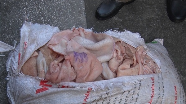 Hưng Yên: Tiêu hủy 850kg bì lợn thối, không rõ nguồn gốc, đang trên đường đi tiêu thụ