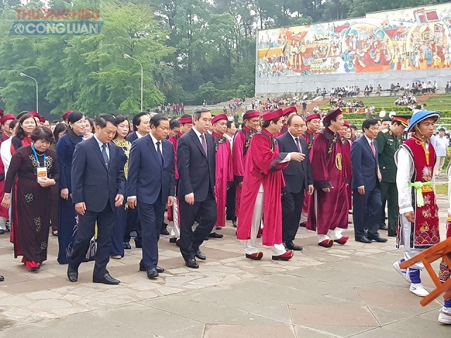 Thủ tướng Nguyễn Xuân Phúc dâng hương tưởng niệm các vua Hùng - Hình 2