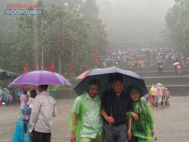 Hàng vạn du khách đội mưa trẩy hội Lễ hội Đền Hùng 2018 - Hình 13