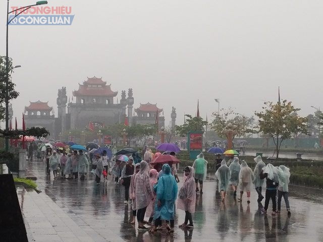 Hàng vạn du khách đội mưa trẩy hội Lễ hội Đền Hùng 2018 - Hình 9